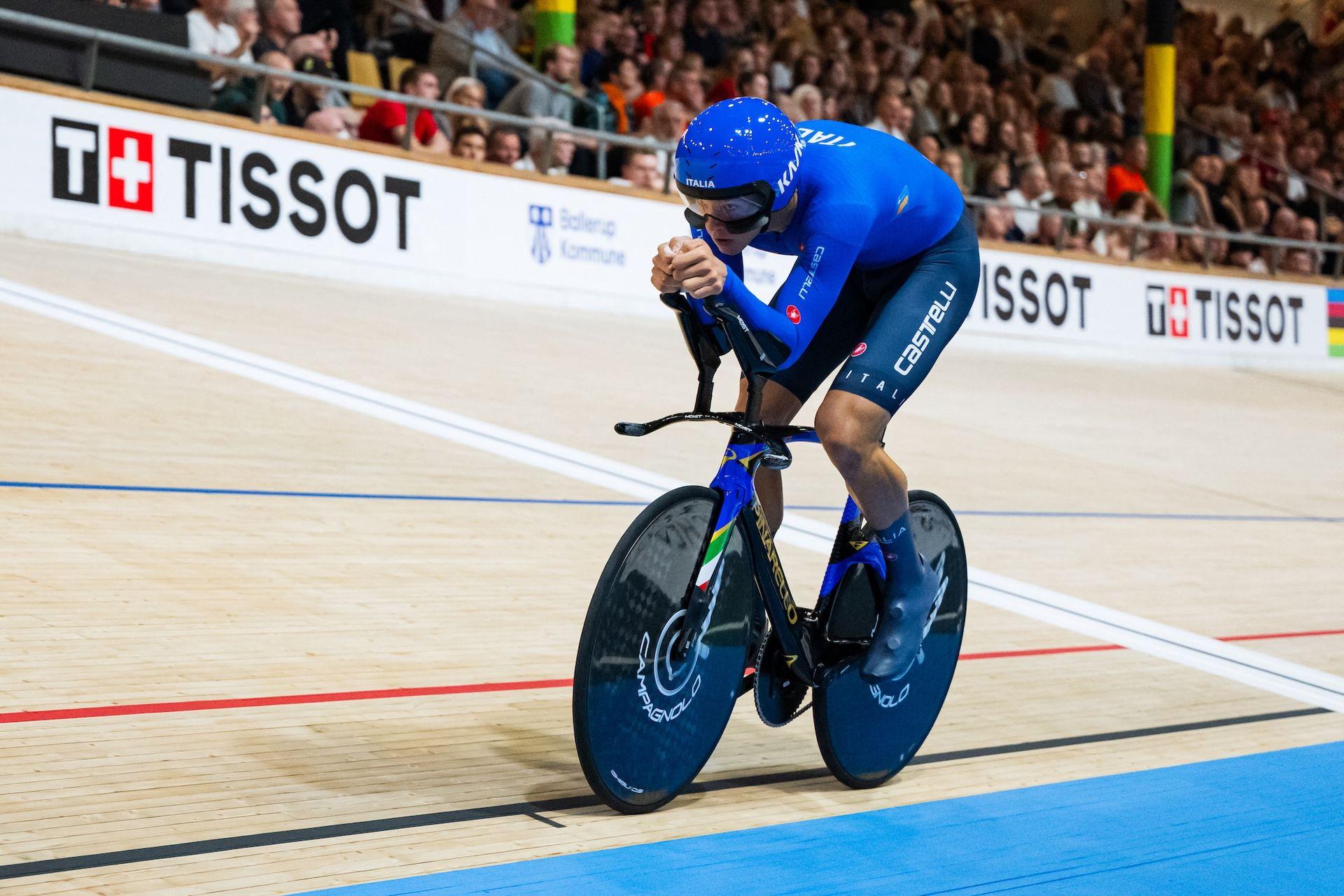 Jonathan Milan breaks Individual Pursuit world record at UCI Track World Championships