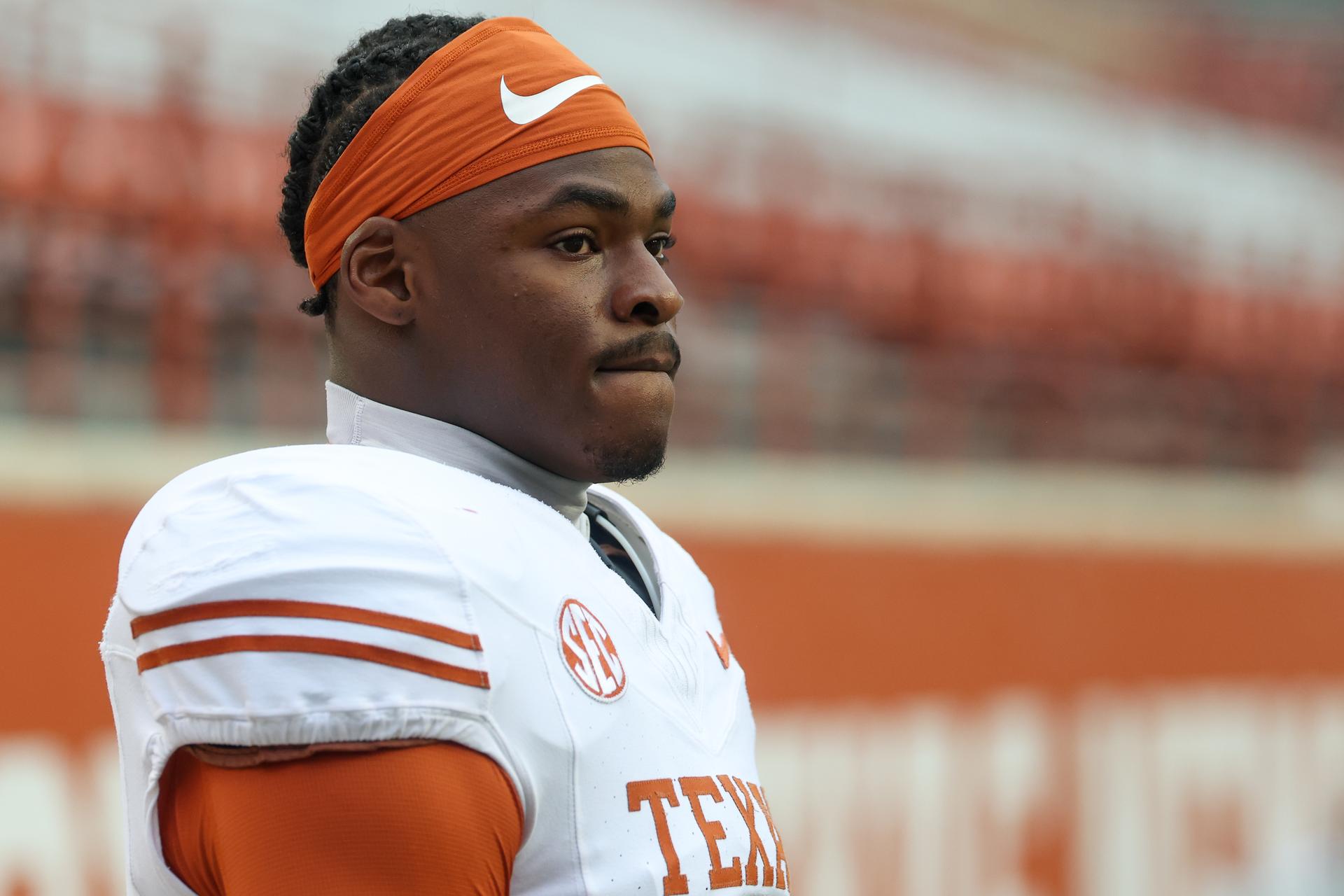 Texas' Colin Simmons receives penalty 'for simulating using the restroom' during record-tying 5-sack game vs. Tennessee