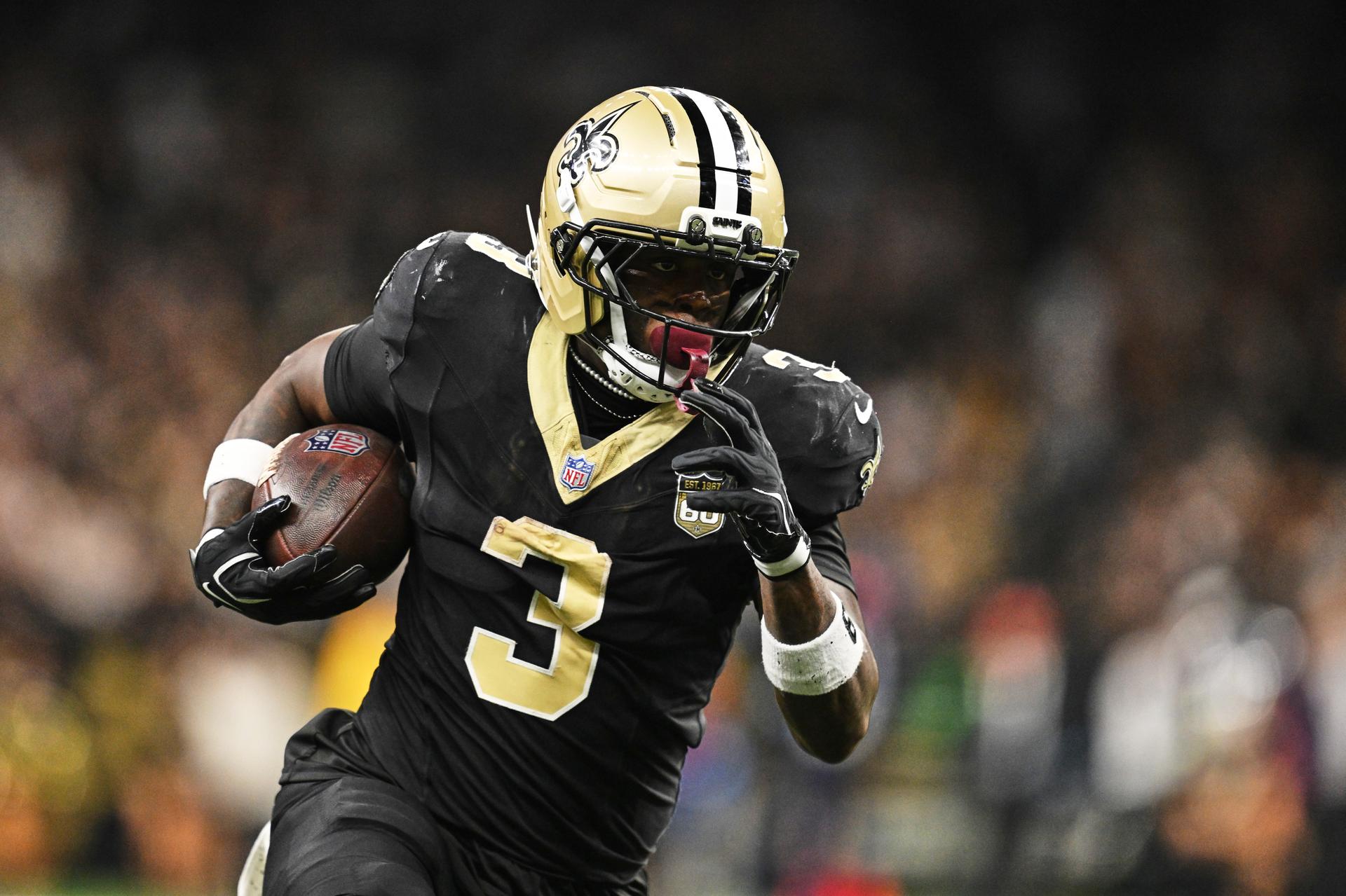 Saints RB Travis Etienne leaves loss to Raiders early with apparent hamstring injury