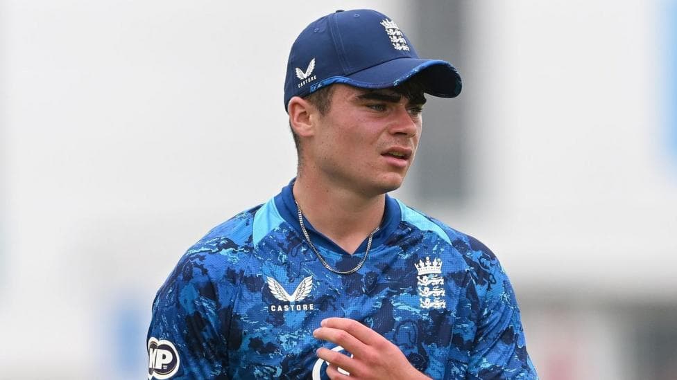 Young bowler Minto earns new Durham contract