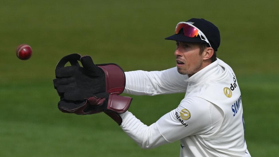 Nottinghamshire sign Sussex wicketkeeper Simpson