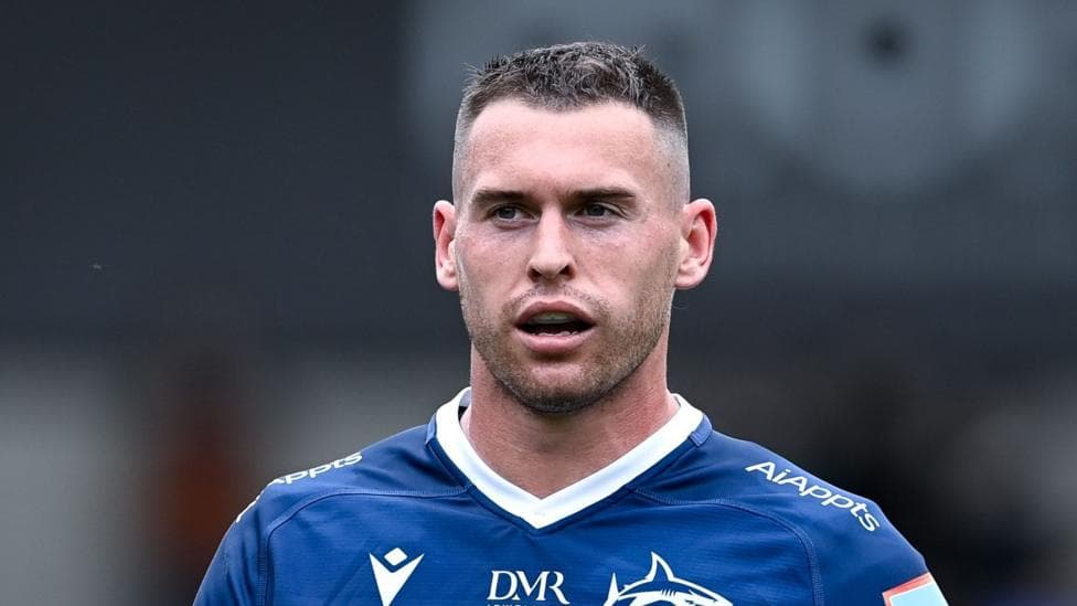 Sale winger Roebuck signs deal to end of 2028-29