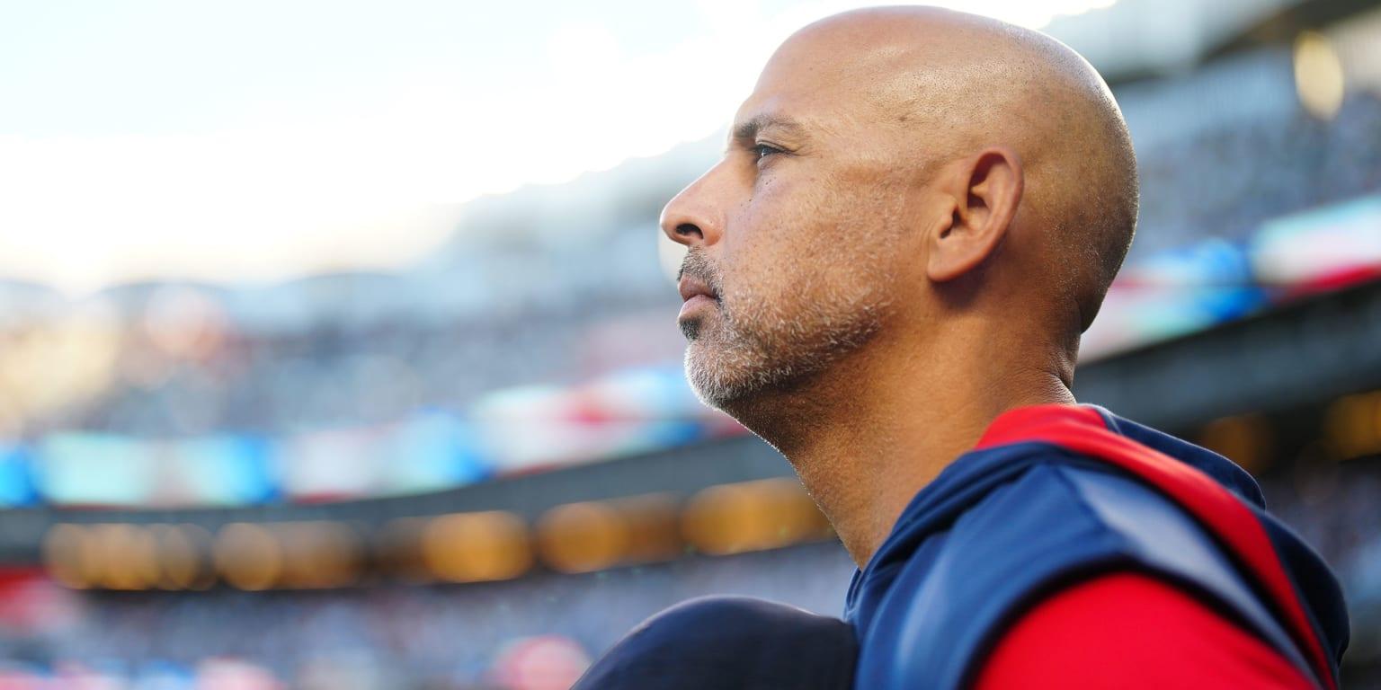 Cora reportedly rebuffs Phillies' overtures to be next manager
