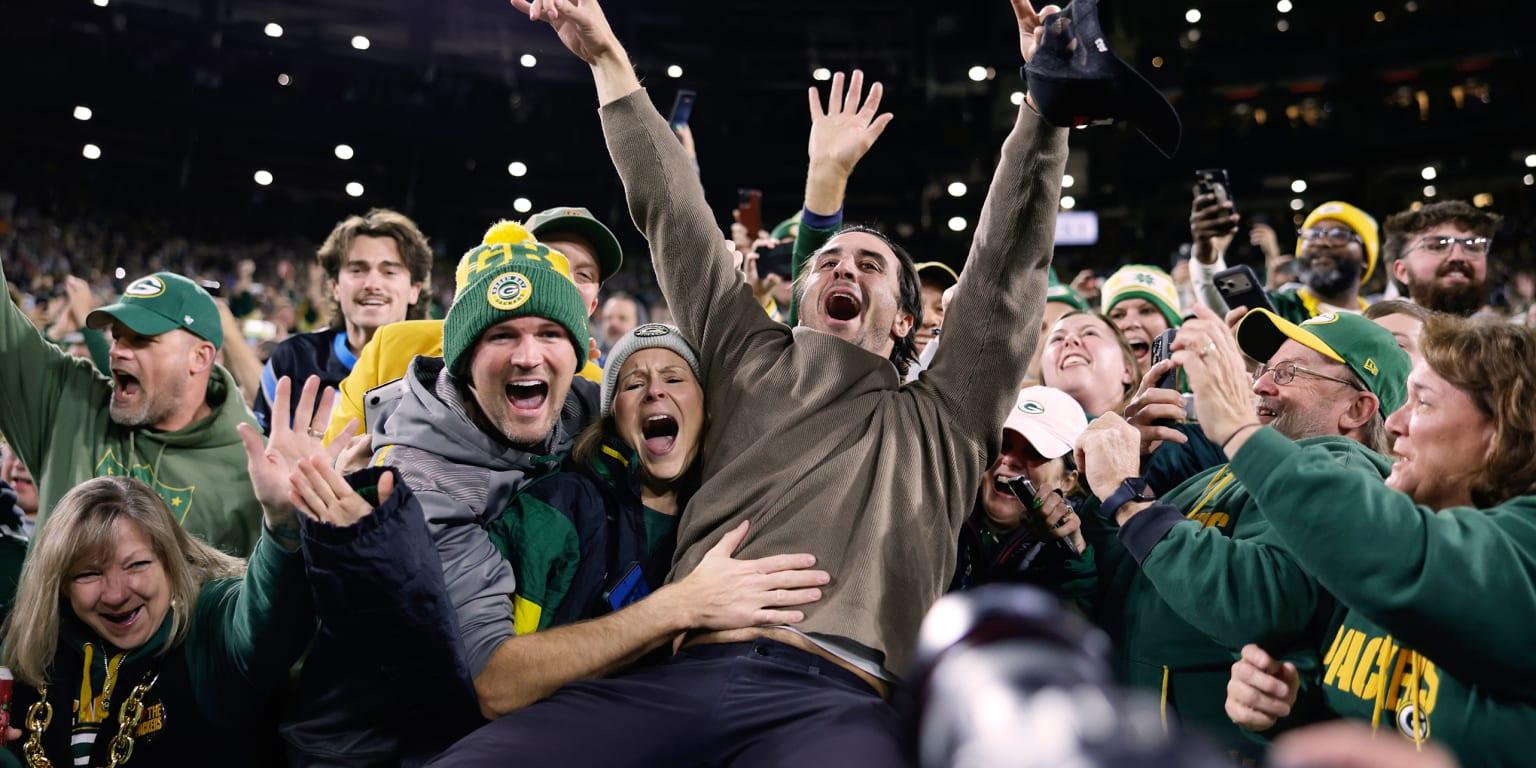 Crew celebrates title at Packers game -- complete with a Lambeau Leap