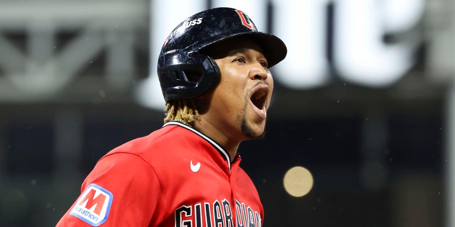 Ramírez digs out pitch practically on the ground for stadium-shaking homer