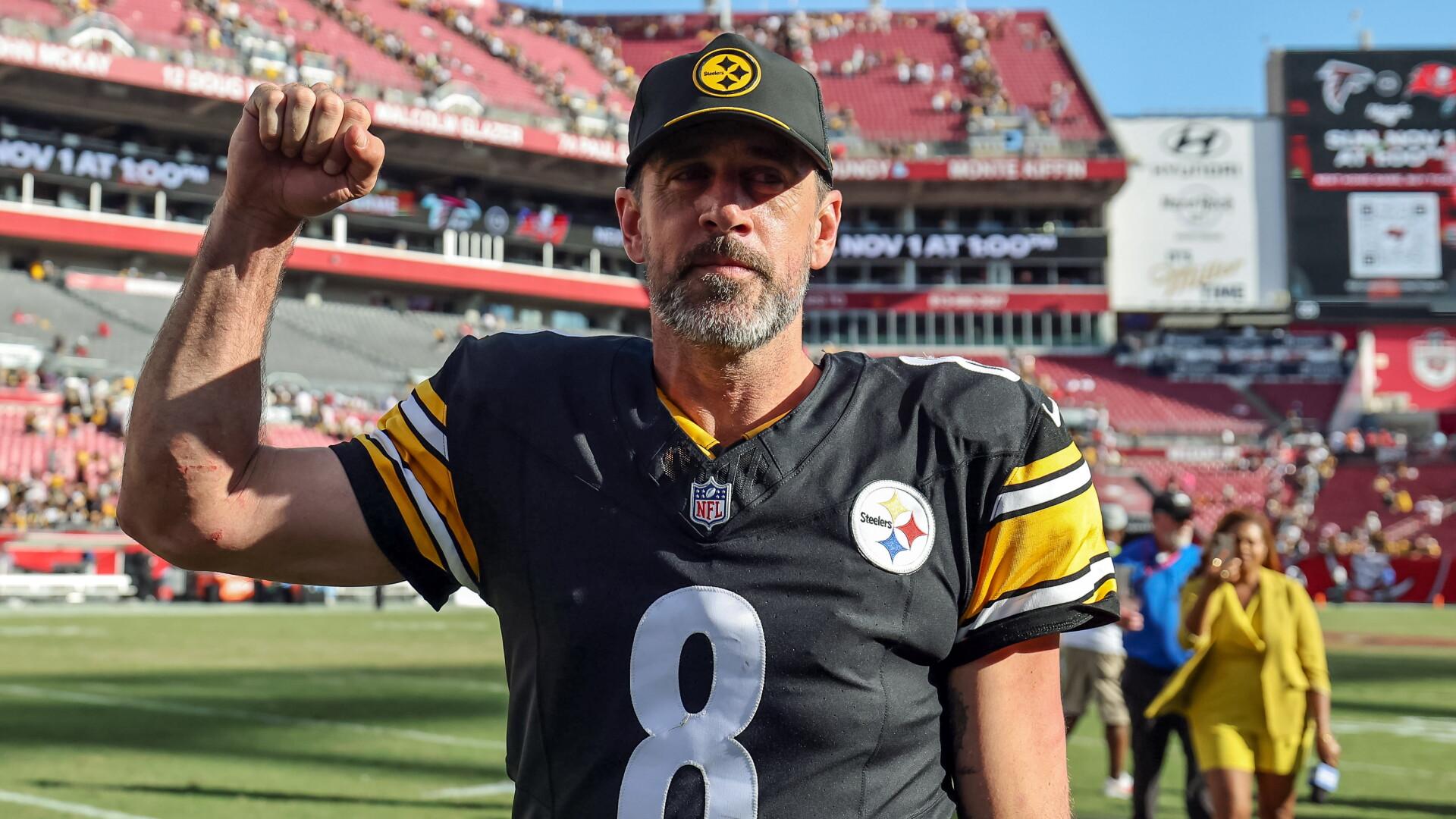 Aaron Rodgers complains about playing surface at Raymond James Stadium