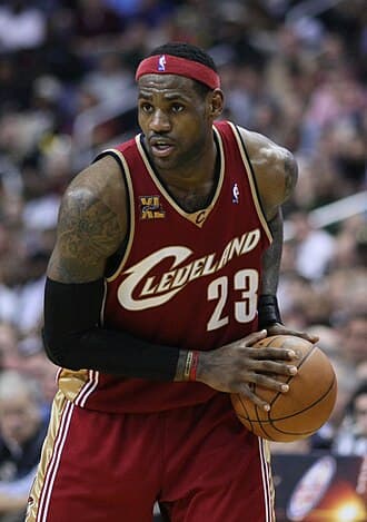 LeBron James' versatility, passing on full display in Philadelphia 76ers debut