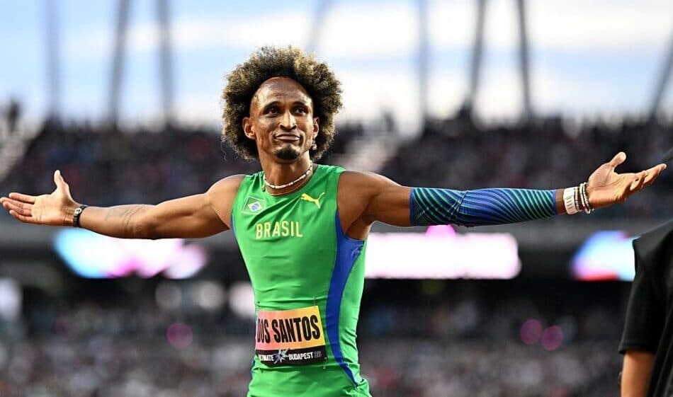 "Are you not entertained?" Dos Santos storms to Ultimate 400m hurdles title