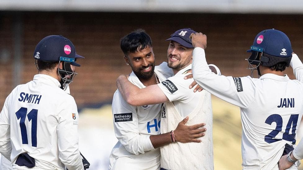 Bears beat Essex to go top of Division One