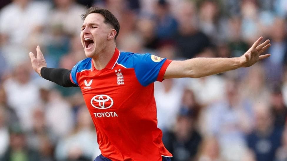 England crush Sri Lanka to top T20 world rankings