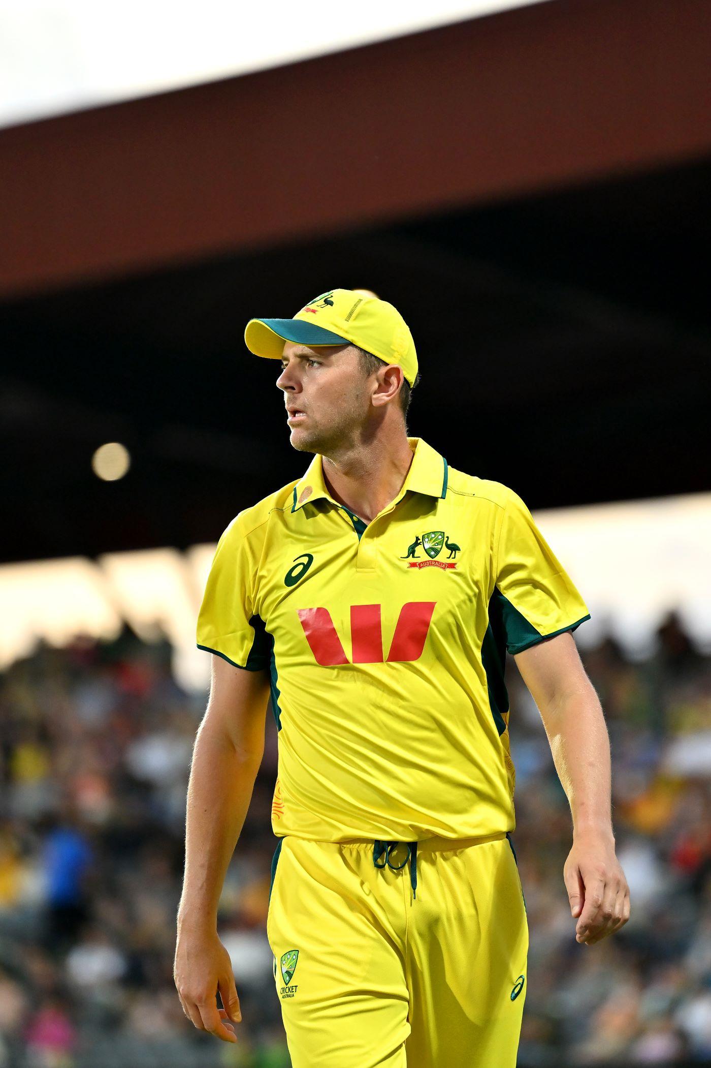 Hazlewood, Stanlake in, unchanged Zimbabwe opt to bowl