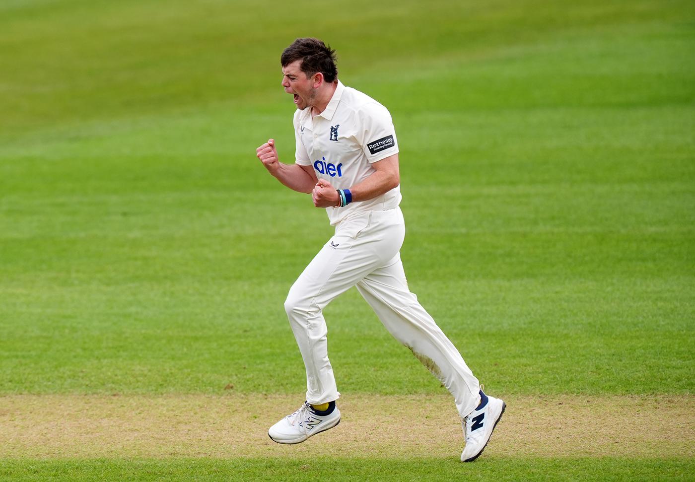 Bamber stars with six but Essex battle back on 19-wicket day