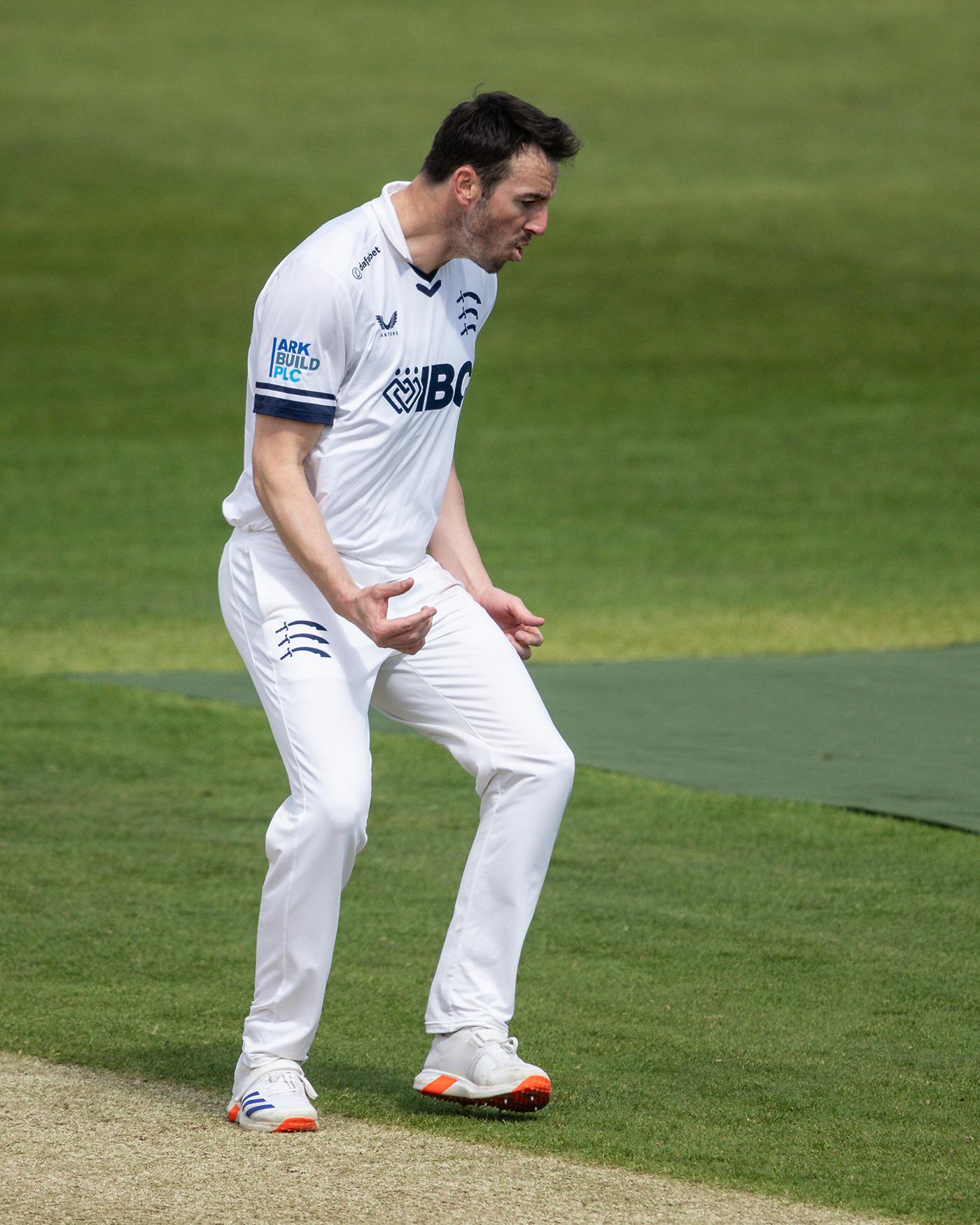 Middlesex thwarted despite Roland-Jones, Higgins salvoes