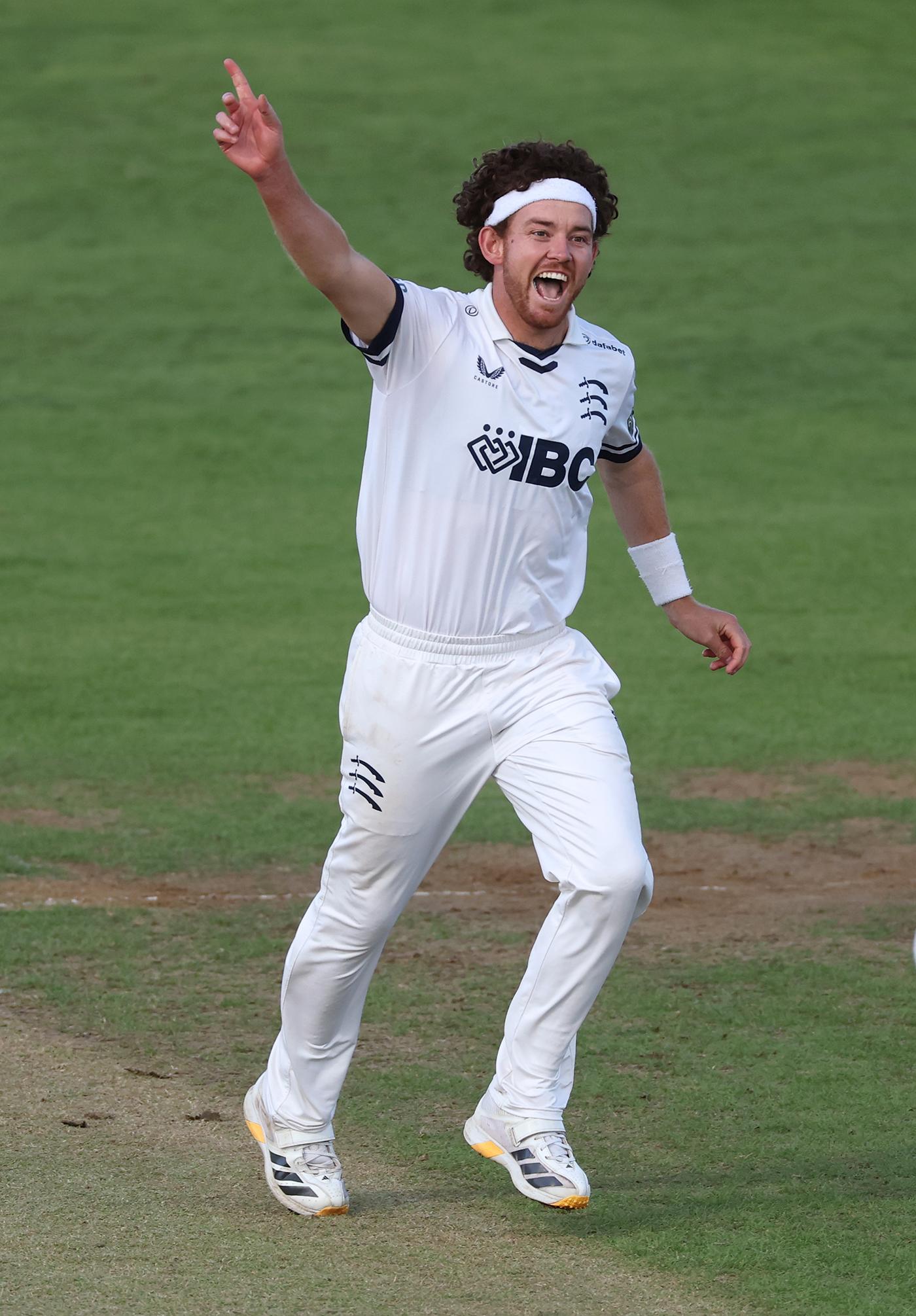 Ryan Higgins shines with bat and ball as Middlesex take control
