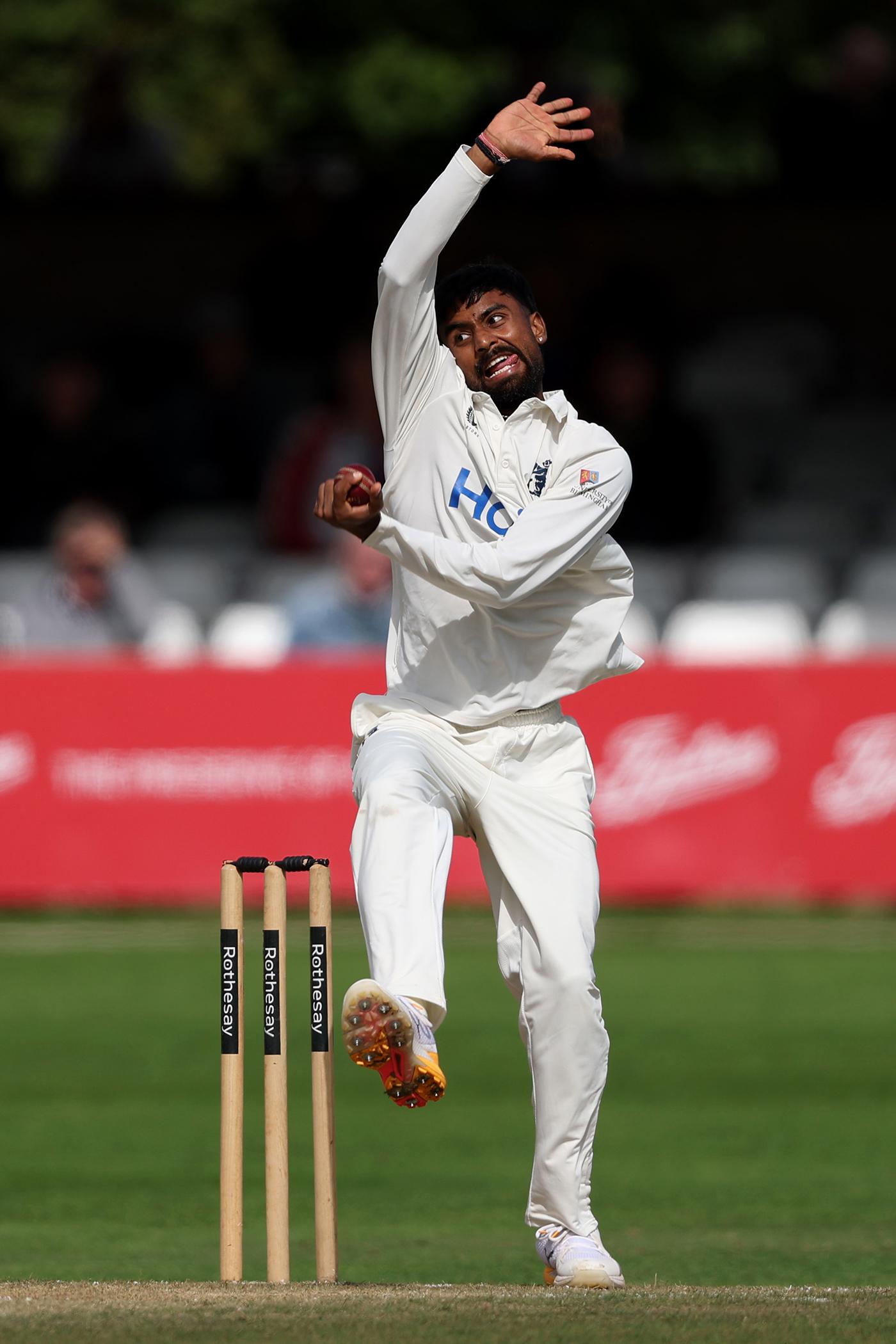 Suthar spins through Essex to seize title initiative for Warwickshire