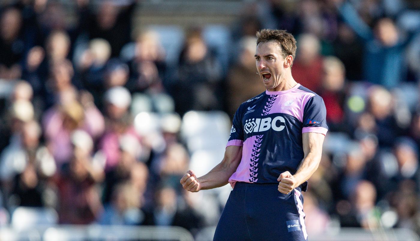 Roland-Jones rolls back the years as Middlesex end long trophy drought